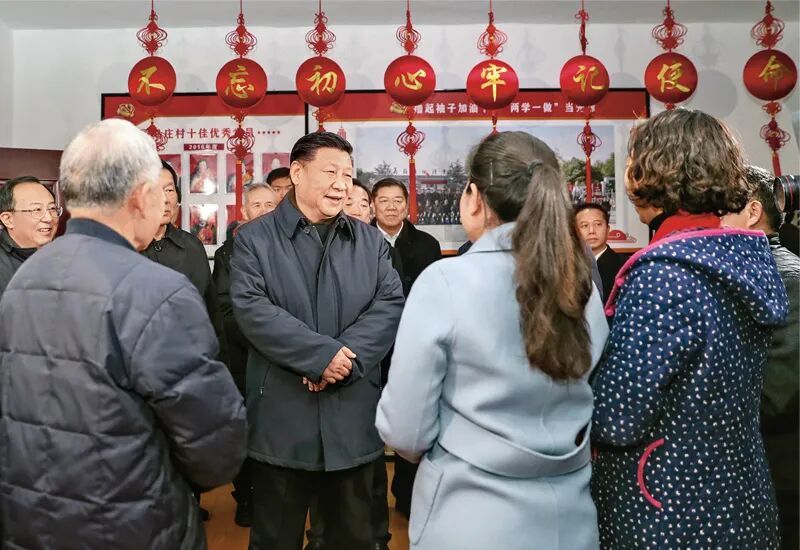 2017年12月12日至13日,，中共中央總書記、國(guó)家主席,、中央軍委主席習(xí)近平在江蘇徐州市考察,。這是12日下午，習(xí)近平在潘安湖街道馬莊村黨員活動(dòng)室與正在學(xué)習(xí)黨的十九大精神的黨員交流,?！⌒氯A社記者 謝環(huán)馳/攝