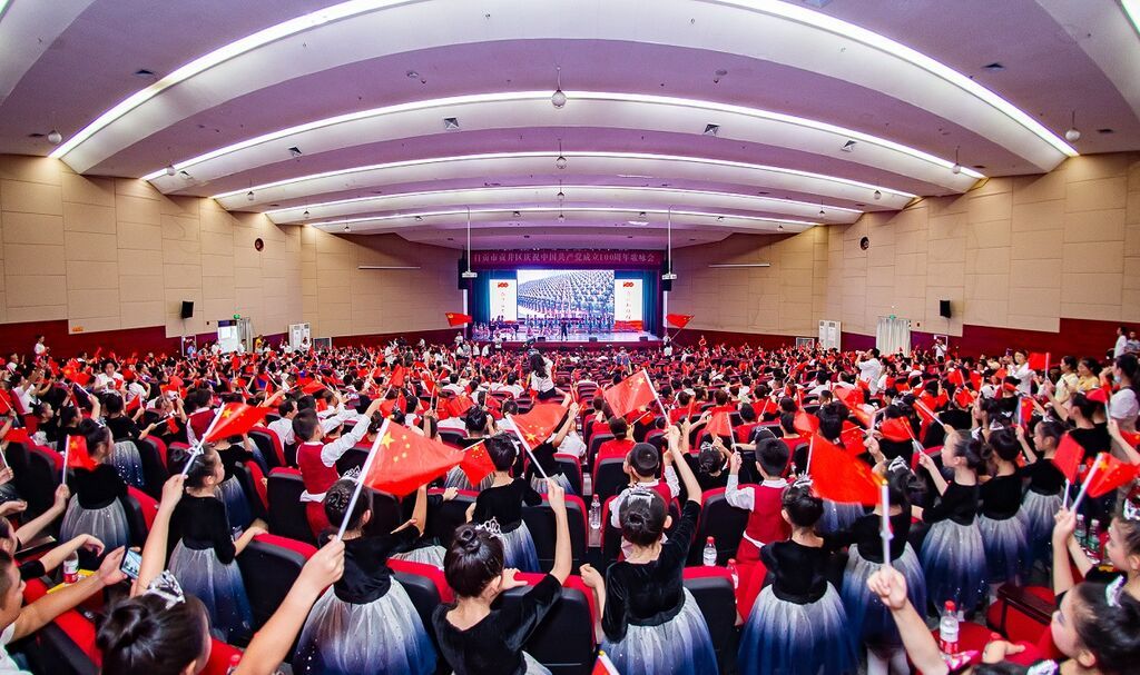 ▲贡井区庆祝中国共产党成立周年歌咏会现场