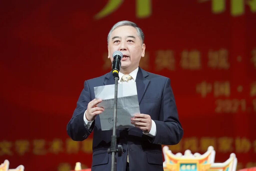 中國劇協(xié)分黨組成員、秘書長崔偉宣讀表彰決定?