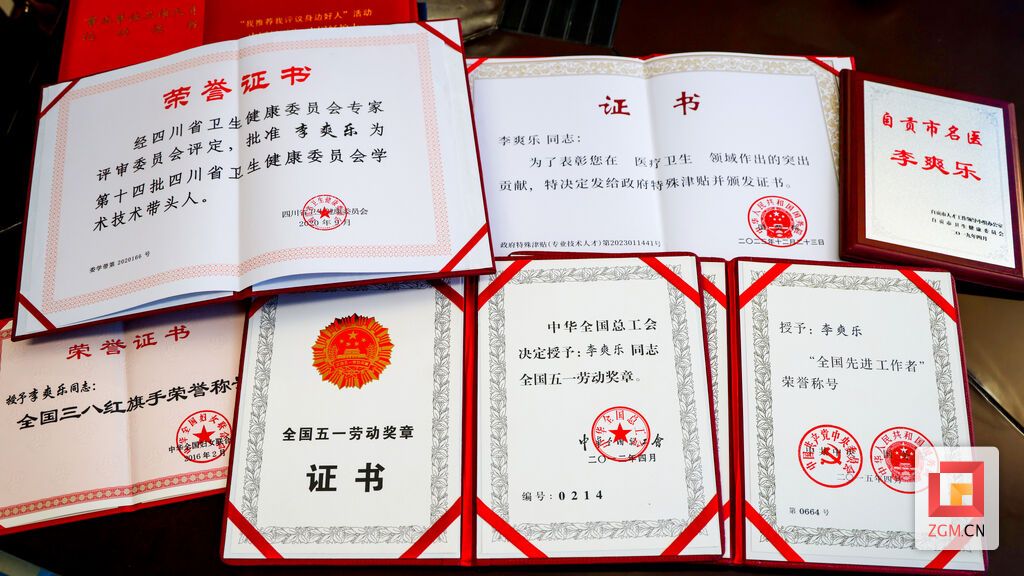 李爽乐获得的荣誉 记者 周馨钰摄.JPG