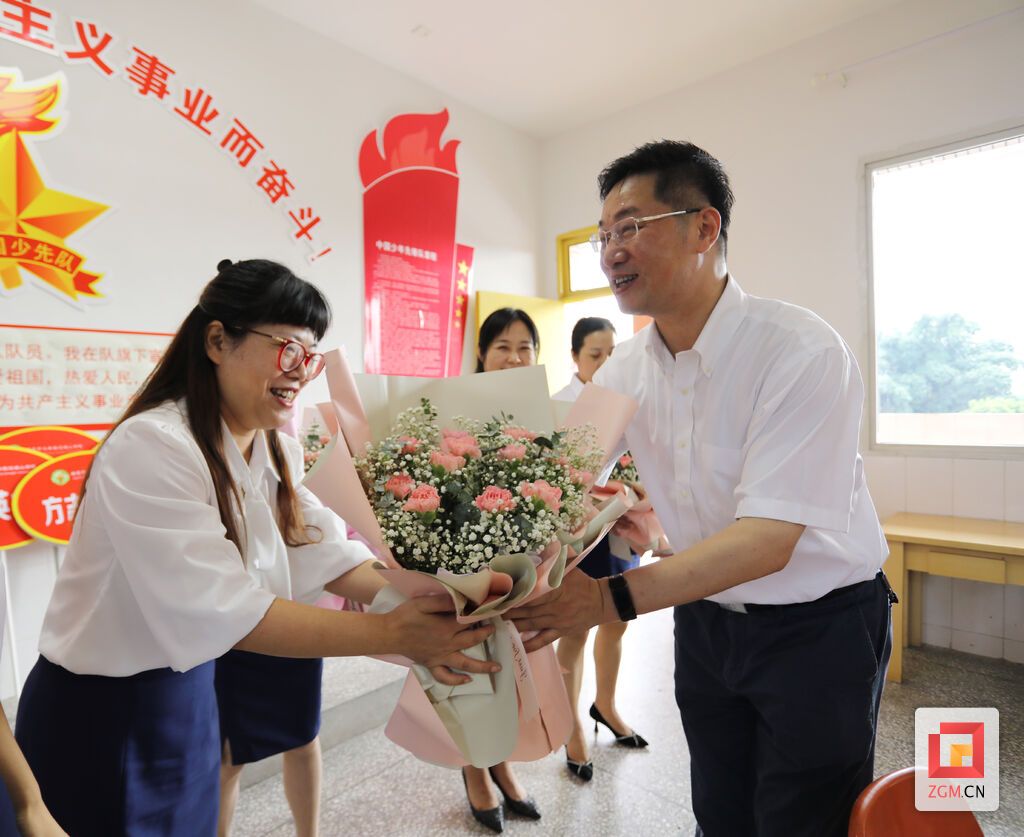 市委副书记、市长曾洪扬到江姐小学看望慰问教师