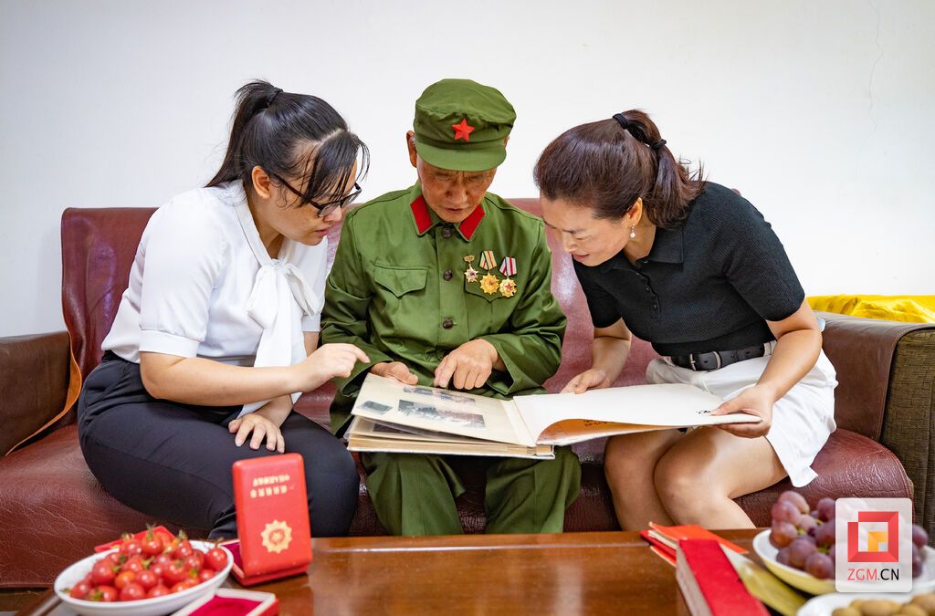 自流井區(qū)退伍軍人事務(wù)局及社區(qū)負(fù)責(zé)人看望張進(jìn)城.jpg