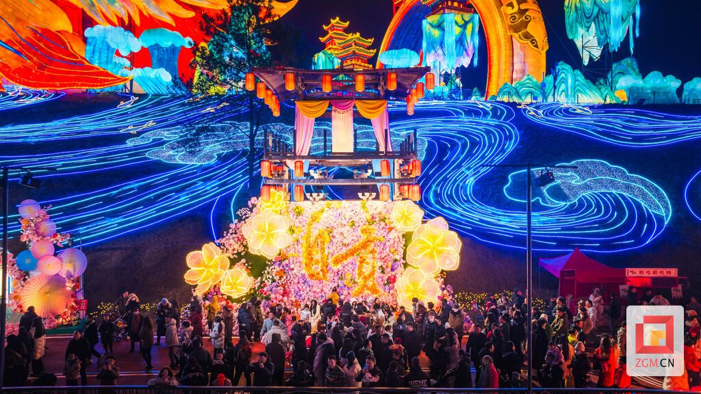 一组以“自贡”二字为核心设计的巨型彩灯成为本届灯会最受欢迎的“网红”打卡点之一。 记者 宋姿熠 摄.jpg