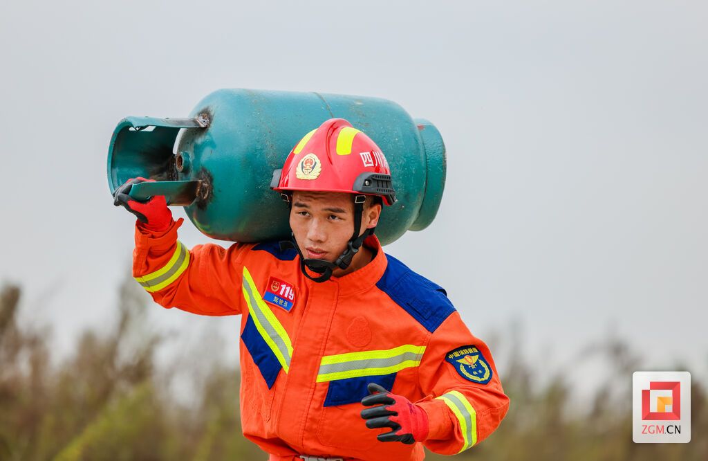 消防员在贡井区消防救援大队开展400米物资疏散操——抗煤气罐训练