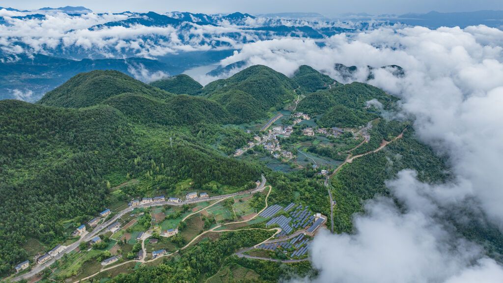巴东县信陵镇土店子村雨后全景(恩施日报全媒体记者 张正宇 摄).jpg