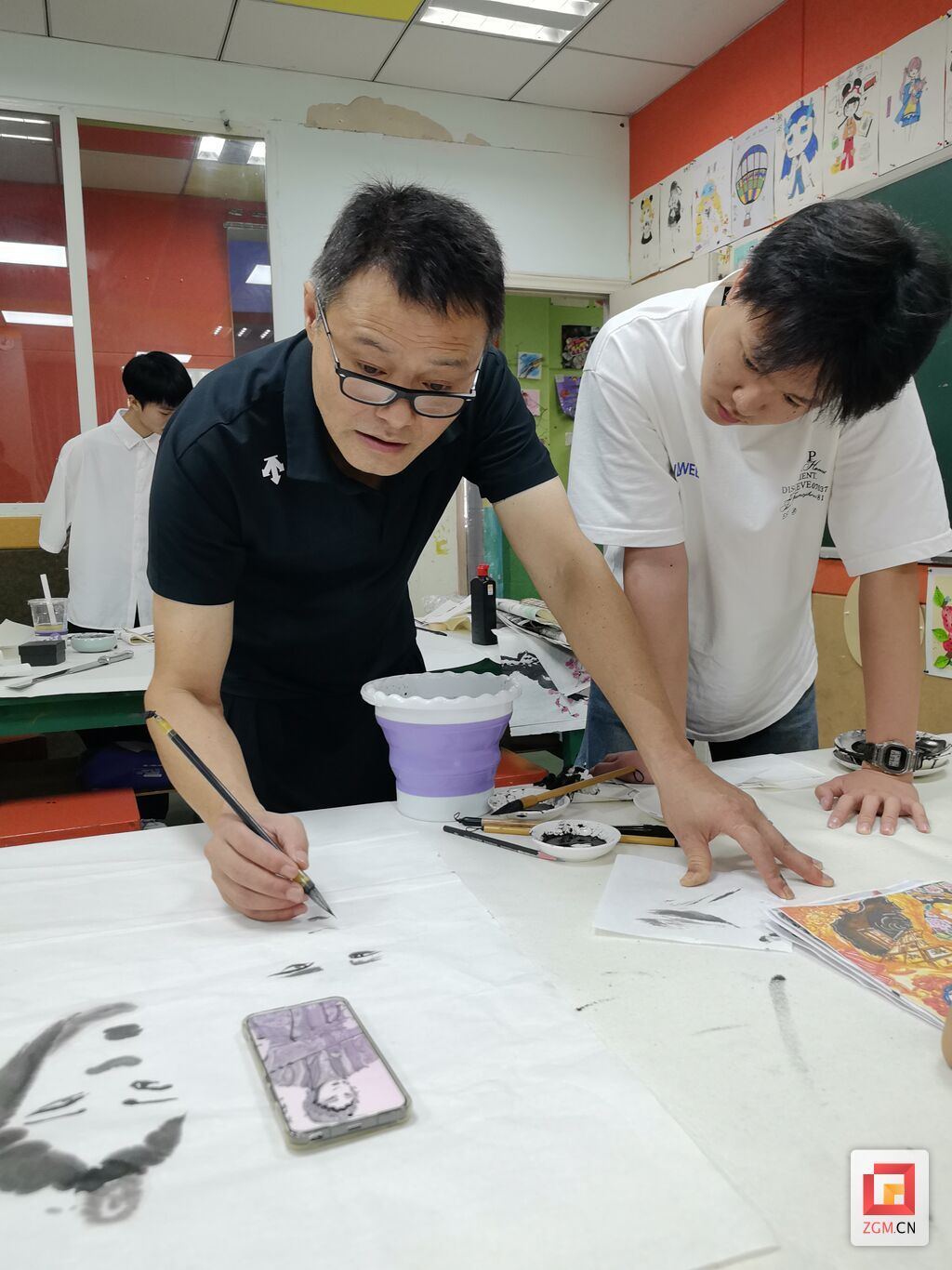 周弋寒（（左）指导学生.jpg
