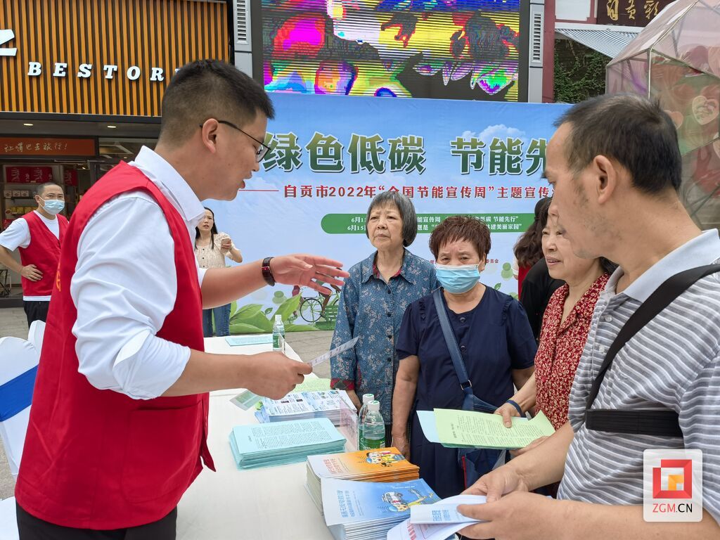 志愿者做宣傳.jpg