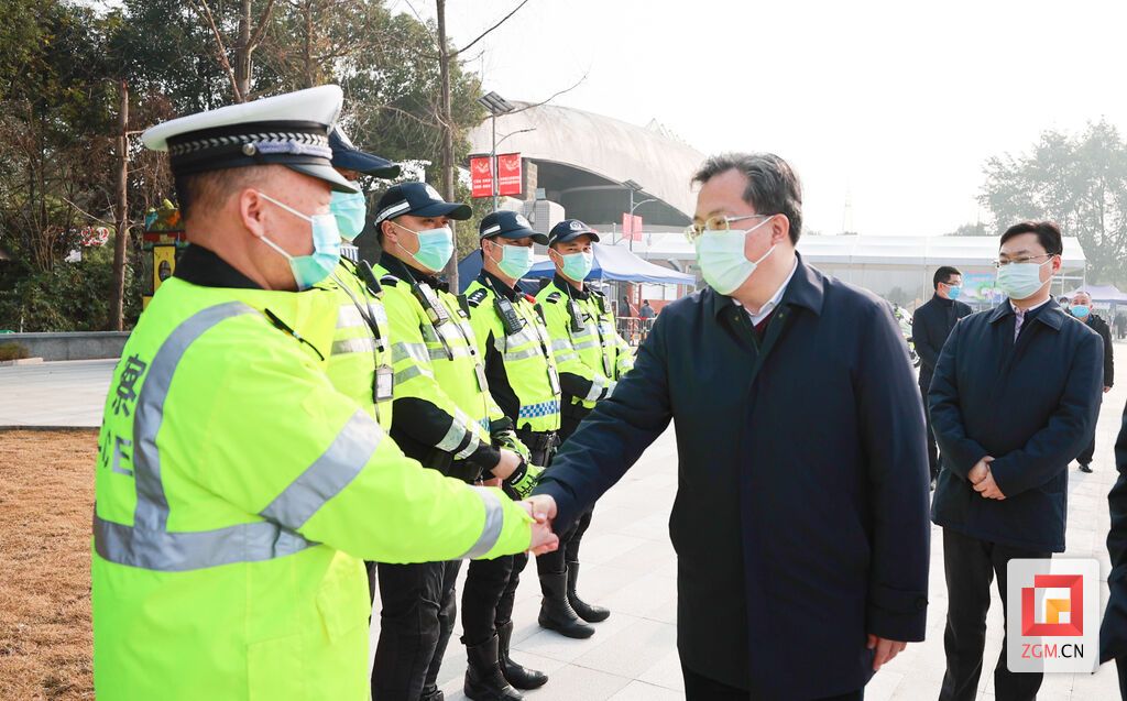 看望一線執(zhí)勤交警.jpg