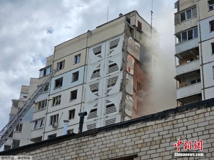 當(dāng)?shù)貢r間12日，俄羅斯別爾哥羅德市一棟多層居民樓的一個單元發(fā)生坍塌，圖為發(fā)生坍塌的居民樓,。
