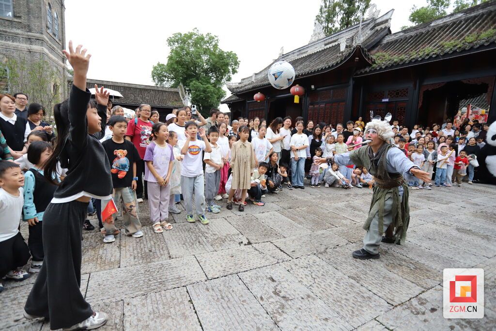 游客与演员互动.JPG