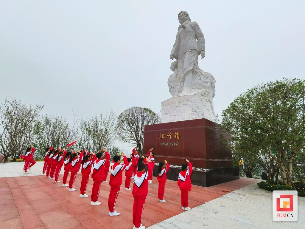 在隊旗下宣誓 (1).jpg