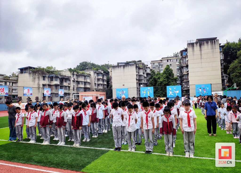 东方小学组织纪念九一八事变默哀仪式.jpg