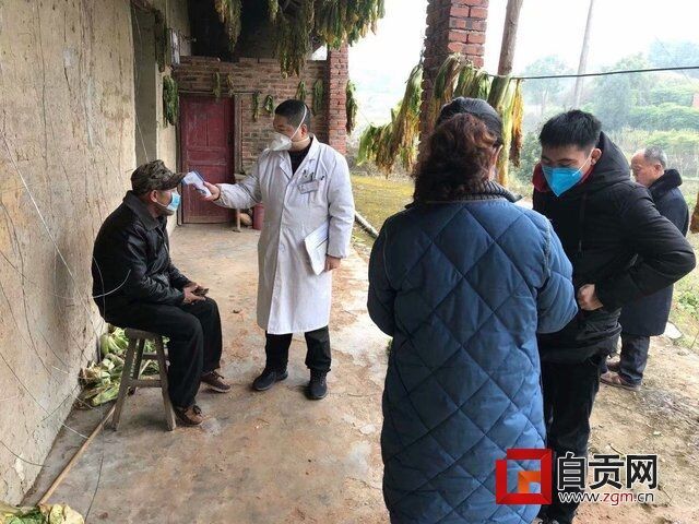 縣人大代表、雙石鎮(zhèn)望佳村衛(wèi)生室醫(yī)生丁仁上門為村民檢測體溫.jpg