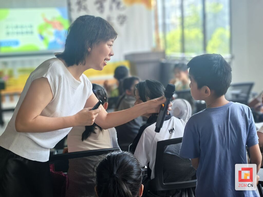 2.孩子们踊跃抢答职业.jpg