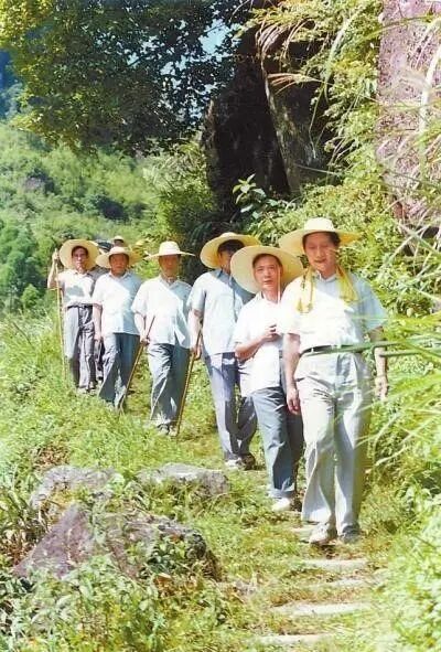 1989年7月,，習(xí)近平在壽寧縣山村。