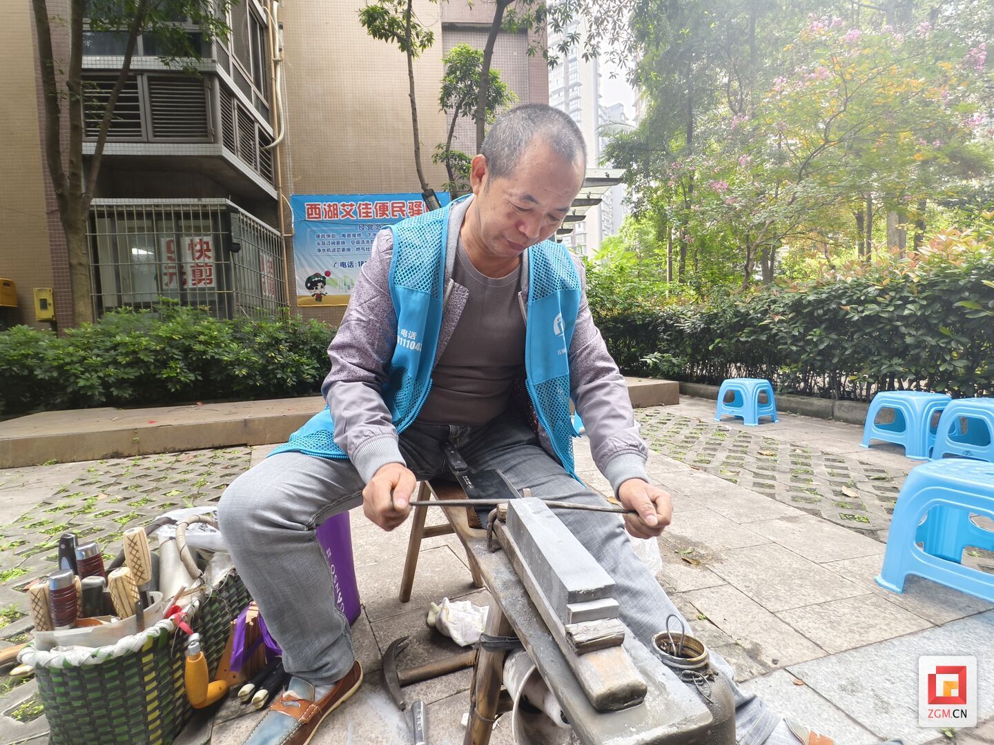 时代·自贡记艺⑫｜走街串巷30年，“磨刀匠”只想守住传统老手艺 - 自贡网 - 在这里，读懂盐都