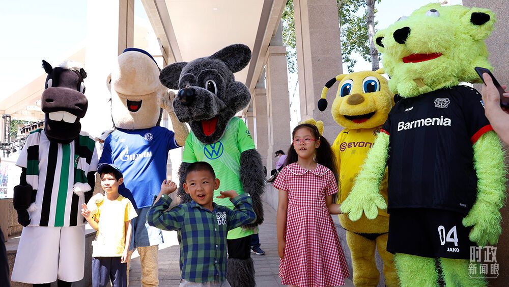 △“走进德国 2021北京站”活动今年5月在北京朝阳区开幕，孩子们与多家德国足球俱乐部的吉祥物合影。（图/视觉中国）