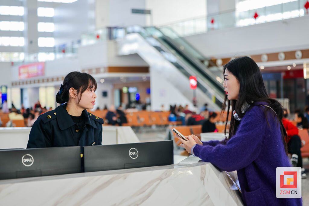 一句问询、一分解答,暖心服务伴旅客归家 记者 宋姿熠 摄.jpg