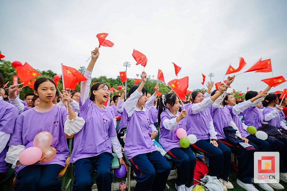 校慶儀式活動(dòng)現(xiàn)場(chǎng)學(xué)生們揮舞著國(guó)旗 記者 宋姿熠 攝.jpg