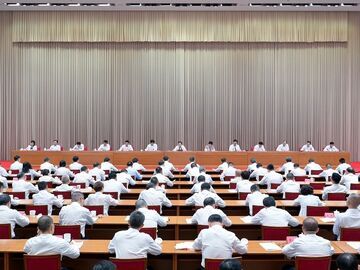 王晓晖主持召开重点产业建圈强链和开发区提质增效工作推进会强调：谋深做实“建强产业链”“建好开发区”两篇大文章，为四川现代化建设筑牢坚实的产业根基