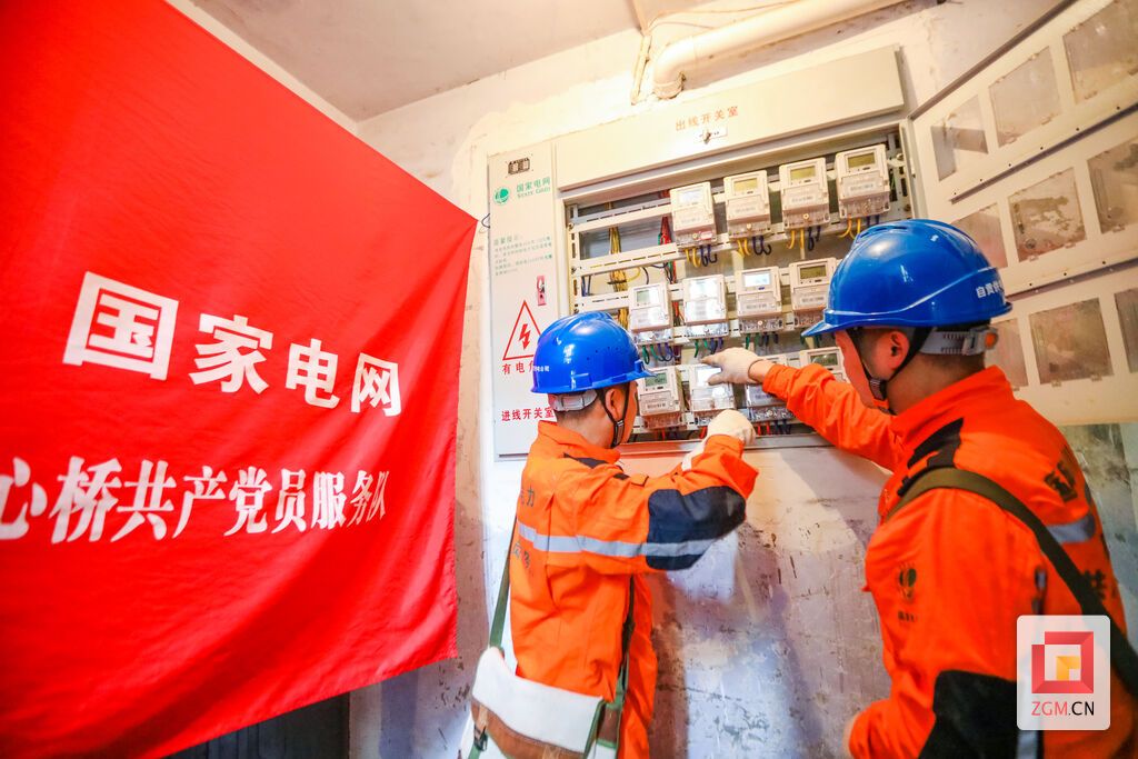 國網(wǎng)自貢供電公司共產(chǎn)黨員服務(wù)隊維護(hù)居民用電安全。