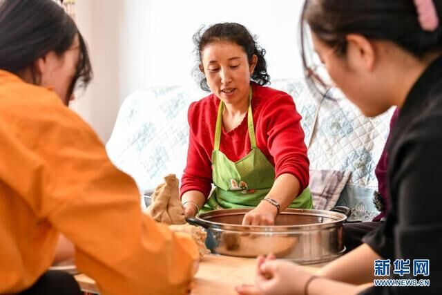 山西省岚县脱贫户刘志平和女儿一起做饭（2月4日摄）。新华社记者 曹阳 摄