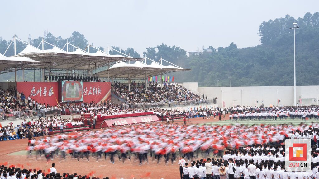 劉明《青春飛揚(yáng)中國(guó)紅》.jpg