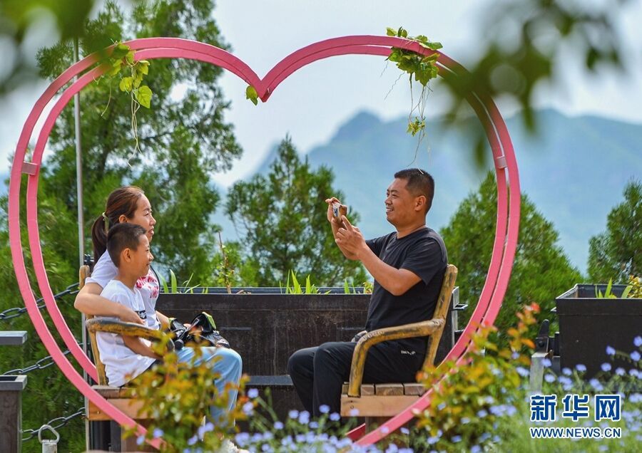 2021年5月30日，游客在河北省邯郸市磁县天保寨景区游玩。新华社记者 王晓 摄