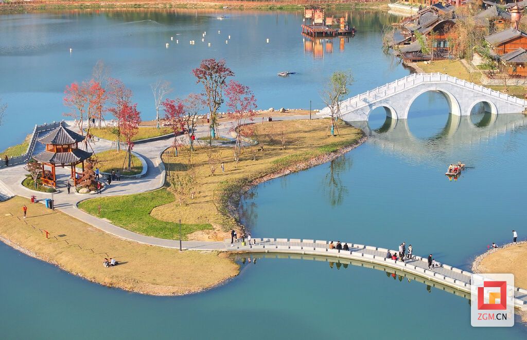 风光宜人吸引居民、游客散步休闲 周围 摄.jpg