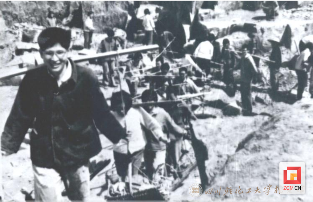 高等数学教师何惠文参加建校劳动.png