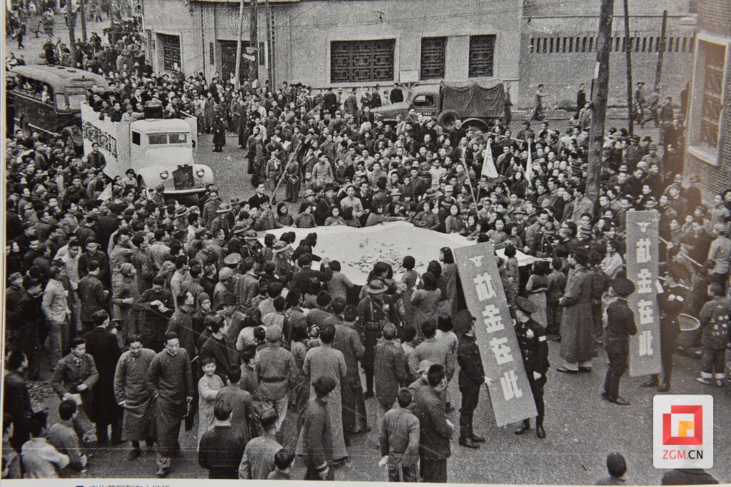 街頭抗日獻(xiàn)金活動1.JPG