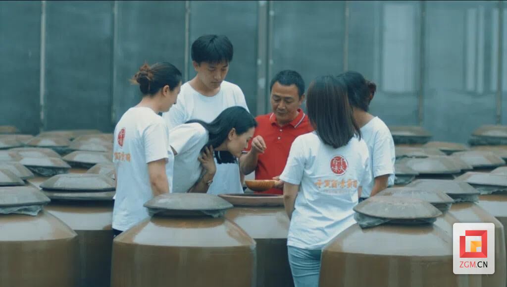 非遺傳承人汪立秋在指導(dǎo)教學(xué).jpg