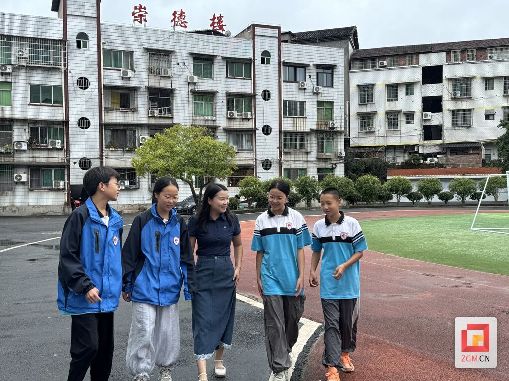 孩子们喜欢和刘雨婷交流.jpg