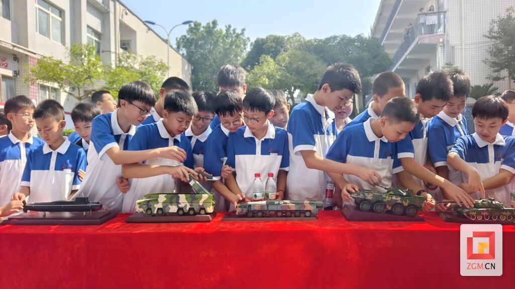 参观国防教育武器模型 记者 罗祥瑞 摄.jpg