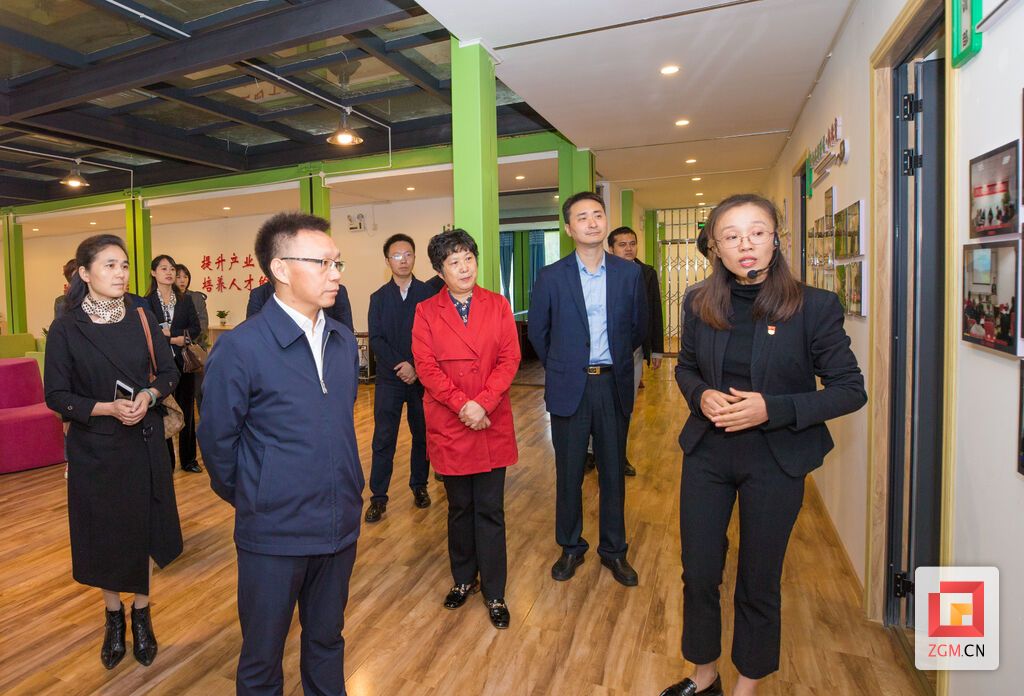 省委統(tǒng)戰(zhàn)部副部長徐君,，省民族宗教委副主任胡勇等在自流井區(qū)統(tǒng)一戰(zhàn)線助力鄉(xiāng)村振興創(chuàng)新實踐基地（尖山鄉(xiāng)村振興示范區(qū)）調(diào)研