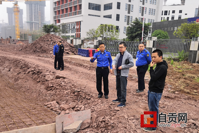潘祥林指導(dǎo)道路硬化.png