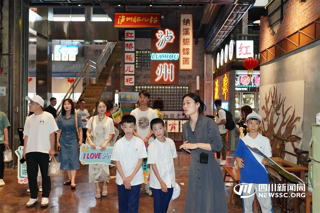 瀘州“這有光”商街內(nèi).jpg
