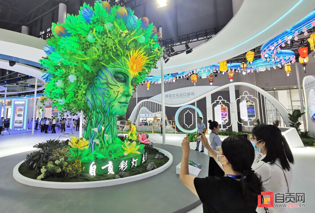 自贡彩灯在第十八届中国西部国际博览会上惊艳亮相