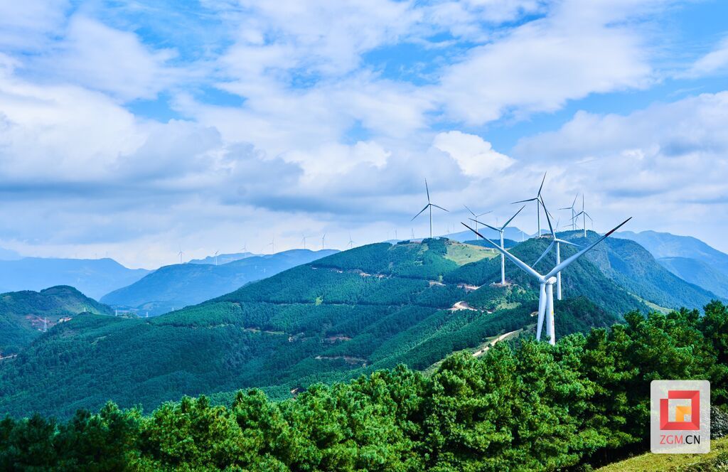 凉山因地制宜有序推进风电、光伏等发电基地建设。.jpg