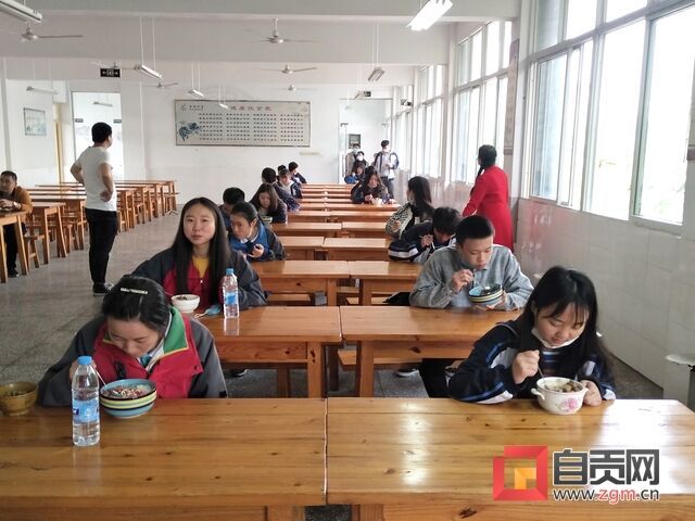 牛佛中学中午就餐.jpg