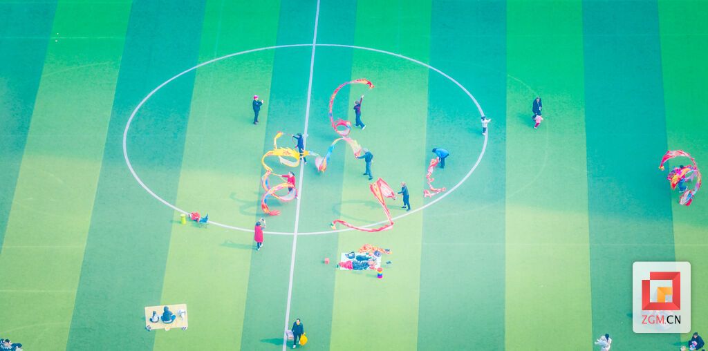 市民甩动彩绸翻涌成浪。暖阳裹着烟火气,把平凡日子烘得暖洋洋 记者 宋姿熠 摄.jpg