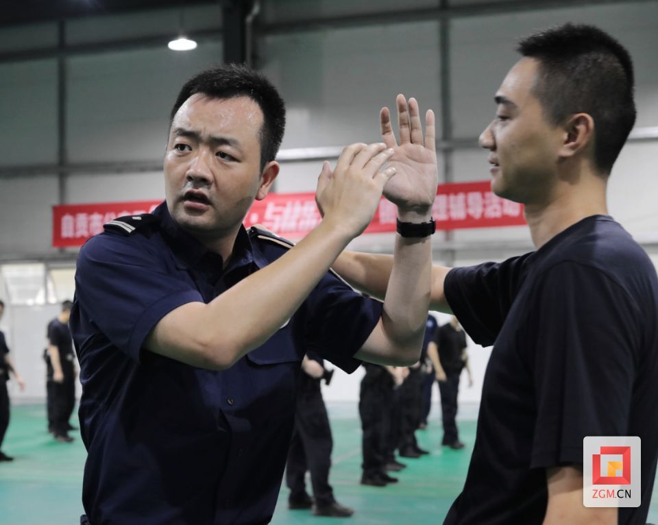 自貢市公安局政治部警務(wù)訓(xùn)練處四級(jí)警長(zhǎng)夏帥。主動(dòng)請(qǐng)纓成為四川援鄂抗擊新冠疫情警隊(duì)一員。圓滿完成轉(zhuǎn)運(yùn)感染人員、社區(qū)巡邏防控、高速出入口盤(pán)查車(chē)輛、勸散聚集群眾等多項(xiàng)任務(wù)。圖為夏帥在日常訓(xùn)練中示范徒手攻防與控制技術(shù)（此圖由漆建偉提供）