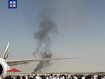 视频丨一架印度国产“光辉”战机在迪拜航展飞行表演中坠毁