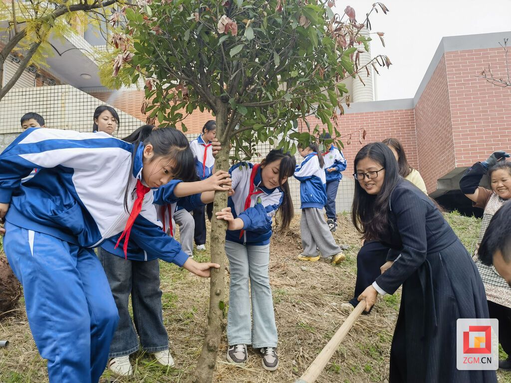 汇西小学校师生种下树苗.jpg