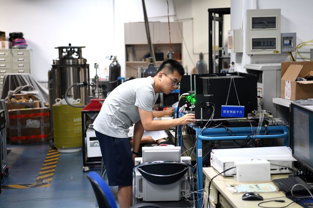 图：2019年8月22日，科研人员在中国科学技术大学自旋量子计算研究室内工作