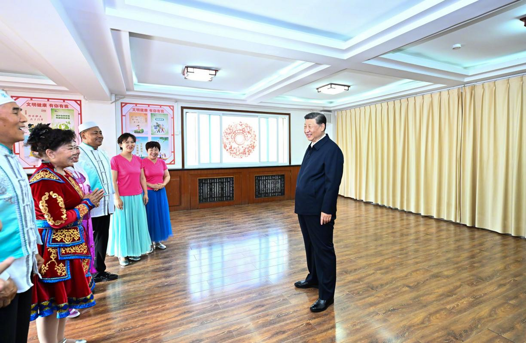 6月19日下午,,習(xí)近平總書記在銀川市金鳳區(qū)長城花園社區(qū)活動室考察時,同社區(qū)居民親切交流,。