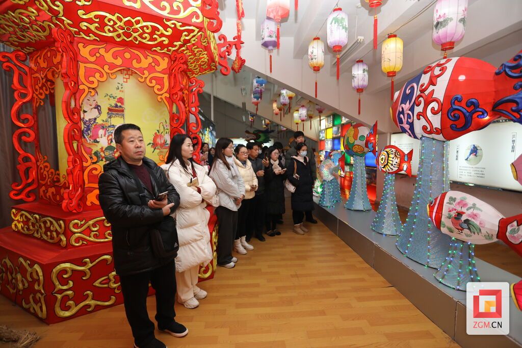 圖為參觀自貢職業(yè)技術(shù)學(xué)校彩燈教學(xué)展示基地.JPG