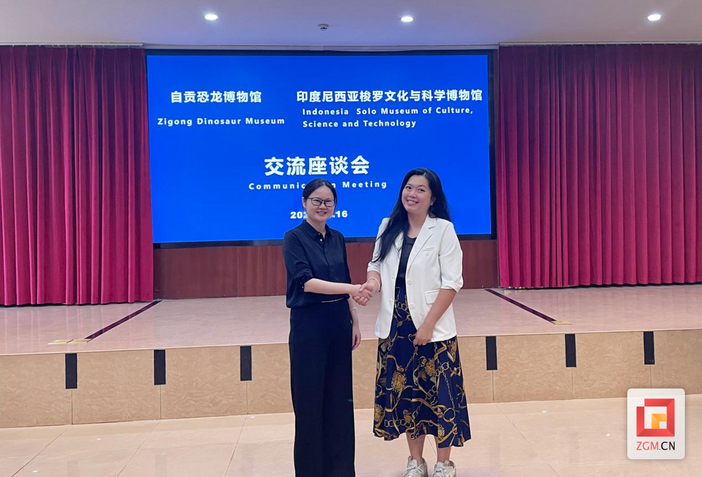 自贡恐龙博物馆馆长曾小芸与梭罗博物馆馆长罗莹莹合影.png