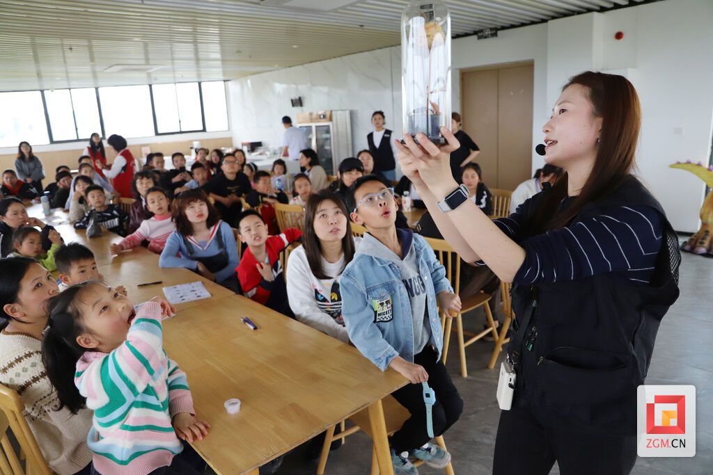 认真聆听 记者 陈凡逸 摄.JPG