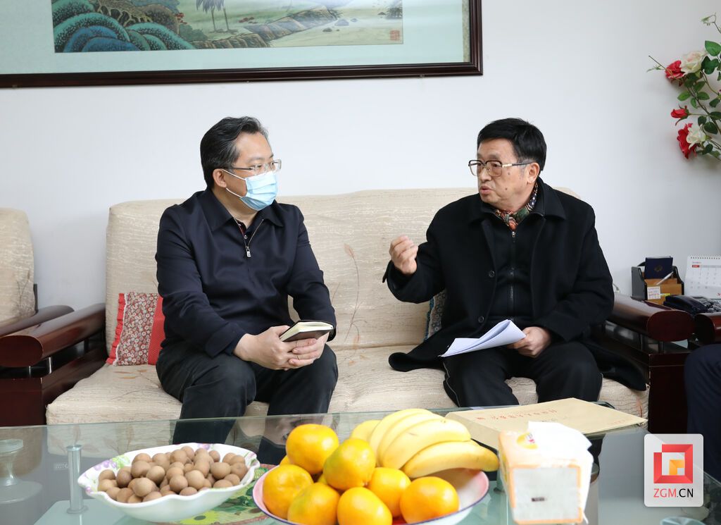 范波（圖左）征求市人大常委會正廳級退休干部邱德峰對黨代會報告意見建議